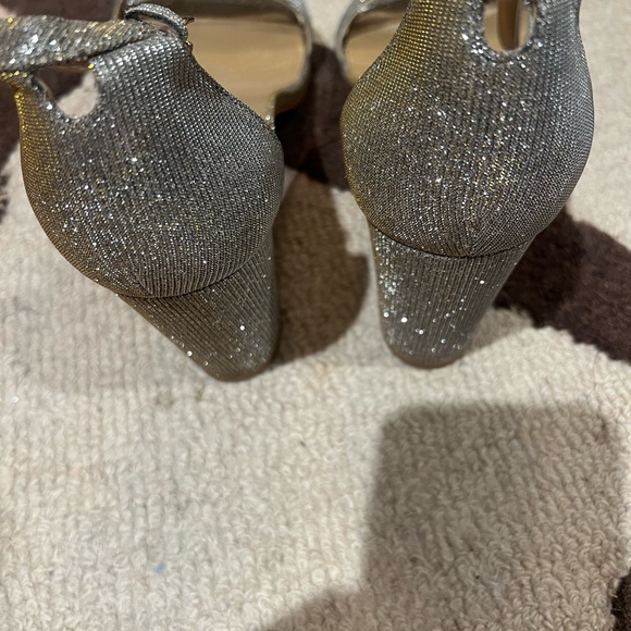 Stuart Weitzman Nearlynude strappy block heel sandal in silver size 9 - Picture 3 of 4